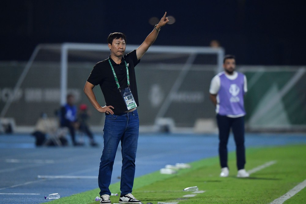 HLV Kim Sang Sik lại gây kinh ngạc khi nối dài kỷ lục khó tin với bóng đá Việt Nam - Ảnh 1.