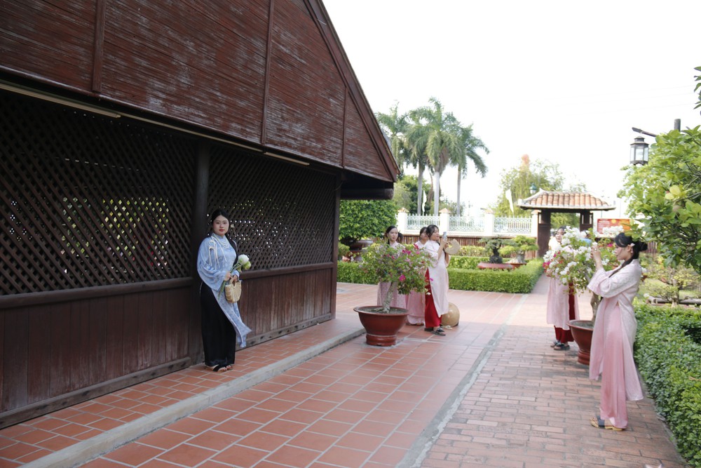 Giới trẻ ưa thích chụp ảnh tại các không gian cổ kính ở Lâm Đồng - Ảnh 2.