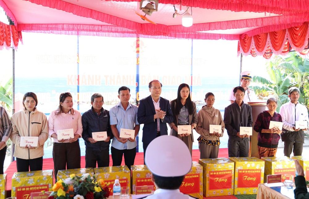 "Chiến dịch Quang Trung": Ấm áp những mái nhà tình thương sau cơn lũ lịch sử - Ảnh 2.