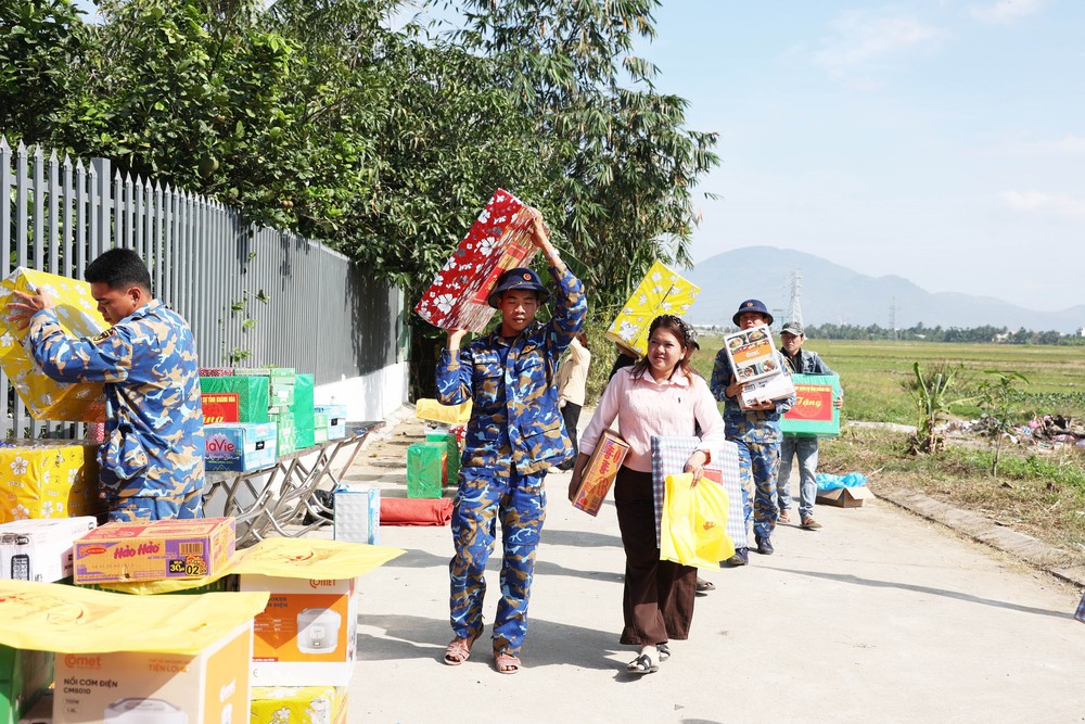 "Chiến dịch Quang Trung": Ấm áp những mái nhà tình thương sau cơn lũ lịch sử - Ảnh 6.