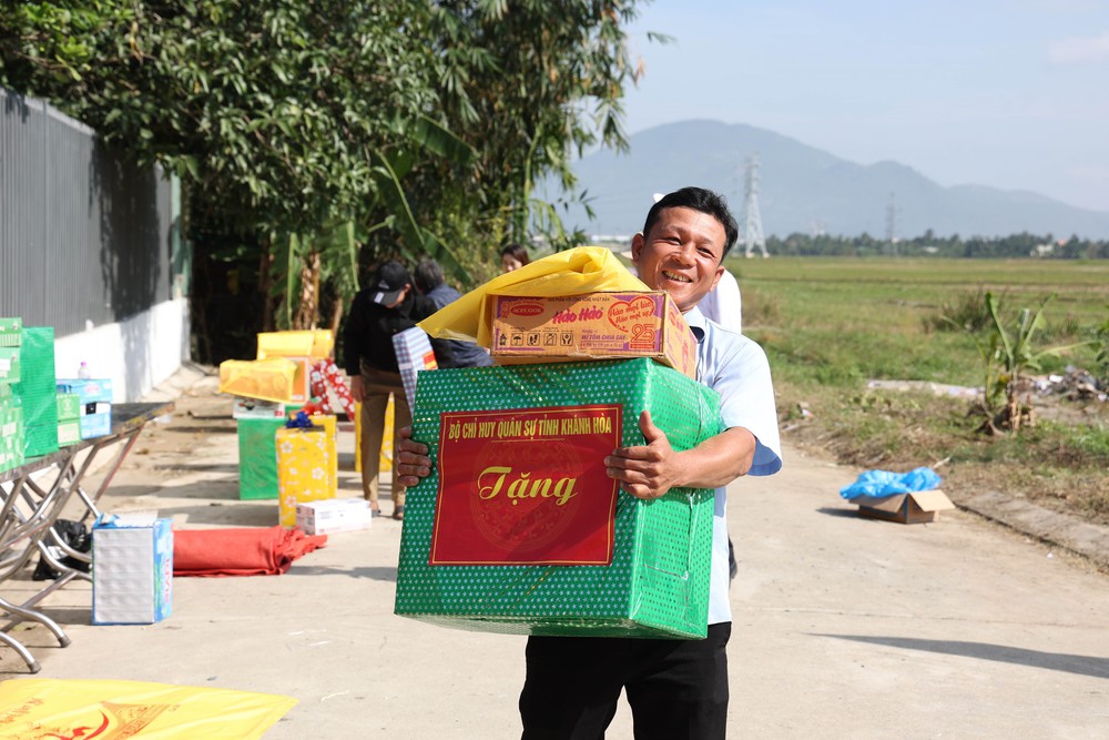 "Chiến dịch Quang Trung": Ấm áp những mái nhà tình thương sau cơn lũ lịch sử - Ảnh 7.