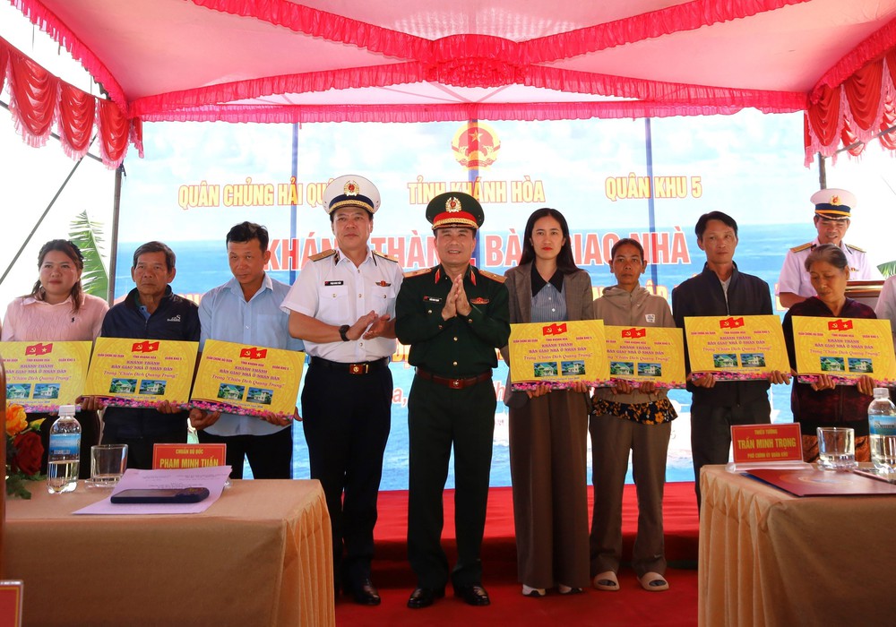 "Chiến dịch Quang Trung": Ấm áp những mái nhà tình thương sau cơn lũ lịch sử - Ảnh 1.