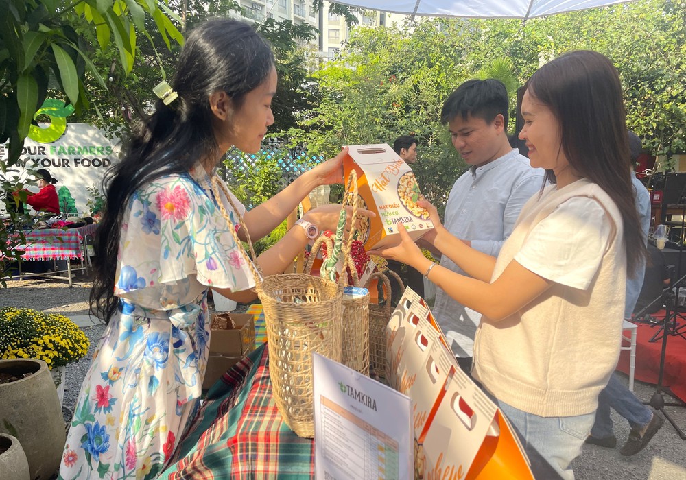 Phiên chợ Tết "xanh" thu hút đông đảo người dân TP. Hồ Chí Minh - Ảnh 2.