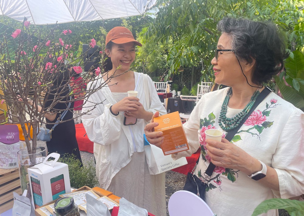 Phiên chợ Tết "xanh" thu hút đông đảo người dân TP. Hồ Chí Minh - Ảnh 1.