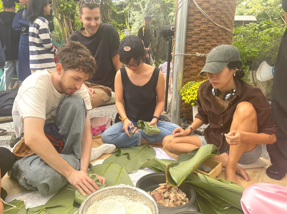 Phiên chợ Tết "xanh" thu hút đông đảo người dân TP. Hồ Chí Minh - Ảnh 5.