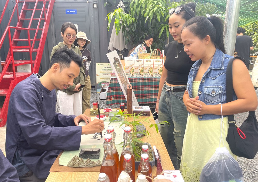 Phiên chợ Tết "xanh" thu hút đông đảo người dân TP. Hồ Chí Minh - Ảnh 3.