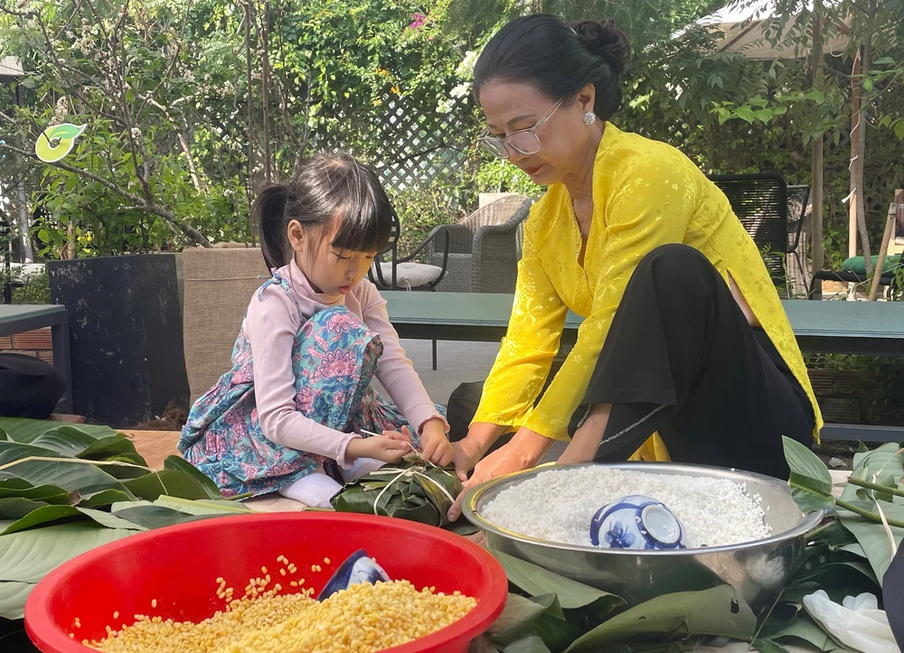 Phiên chợ Tết "xanh" thu hút đông đảo người dân TP. Hồ Chí Minh - Ảnh 4.