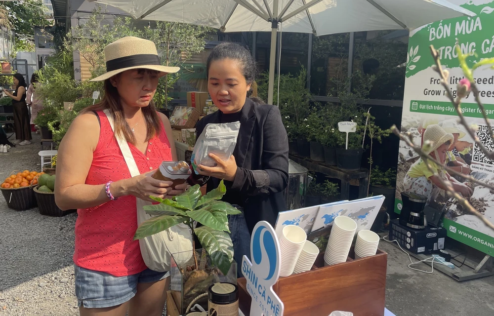 Phiên chợ Tết "xanh" thu hút đông đảo người dân TP. Hồ Chí Minh - Ảnh 6.