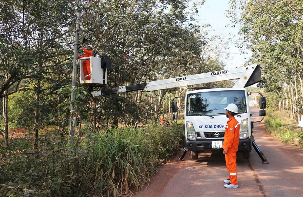 TTXVN phối hợp thực hiện chương trình “Thắp sáng đường quê” tại Đồng Phú - Ảnh 2.