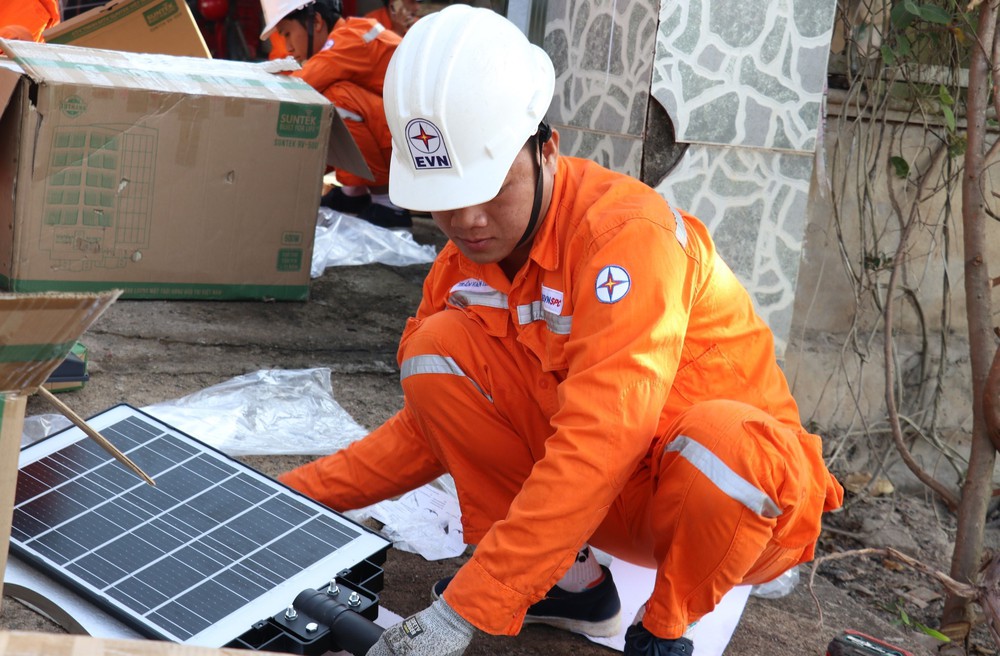 TTXVN phối hợp thực hiện chương trình “Thắp sáng đường quê” tại Đồng Phú - Ảnh 3.