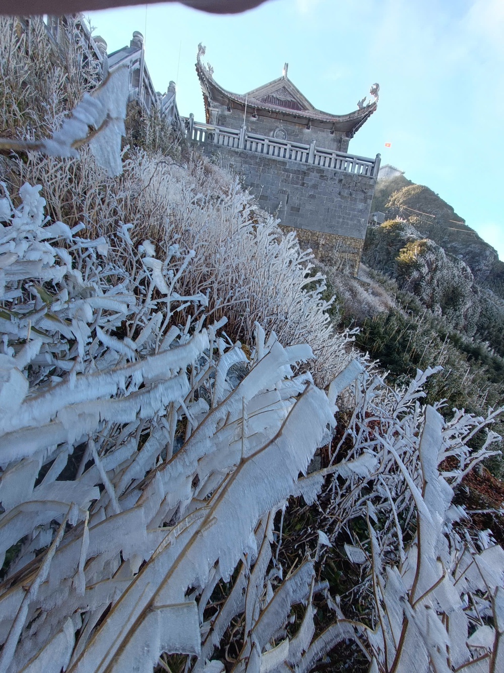 Đỉnh Fansipan phủ băng trắng xoá - Ảnh 7.