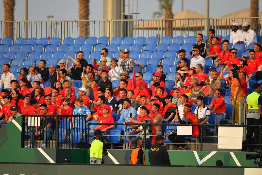 Bóng lăn trong tuần: Khe cửa hẹp - Ảnh 1.