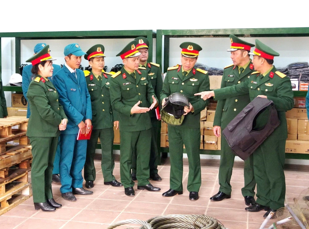 Động viên cán bộ, chiến sĩ làm nhiệm vụ trên biển dịp Tết Nguyên đán Bính Ngọ - Ảnh 1.