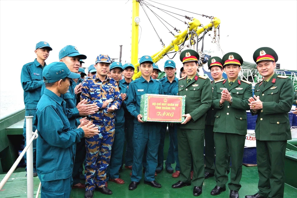 Động viên cán bộ, chiến sĩ làm nhiệm vụ trên biển dịp Tết Nguyên đán Bính Ngọ - Ảnh 5.