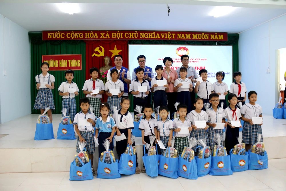 Thành phố Hồ Chí Minh trao hơn 10 tỷ đồng cho Lâm Đồng khắc phục thiệt hại do thiên tai - Ảnh 3. Thành phố Hồ Chí Minh trao hơn 10 tỷ đồng cho Lâm Đồng khắc phục thiệt hại do thiên tai - Ảnh 3.