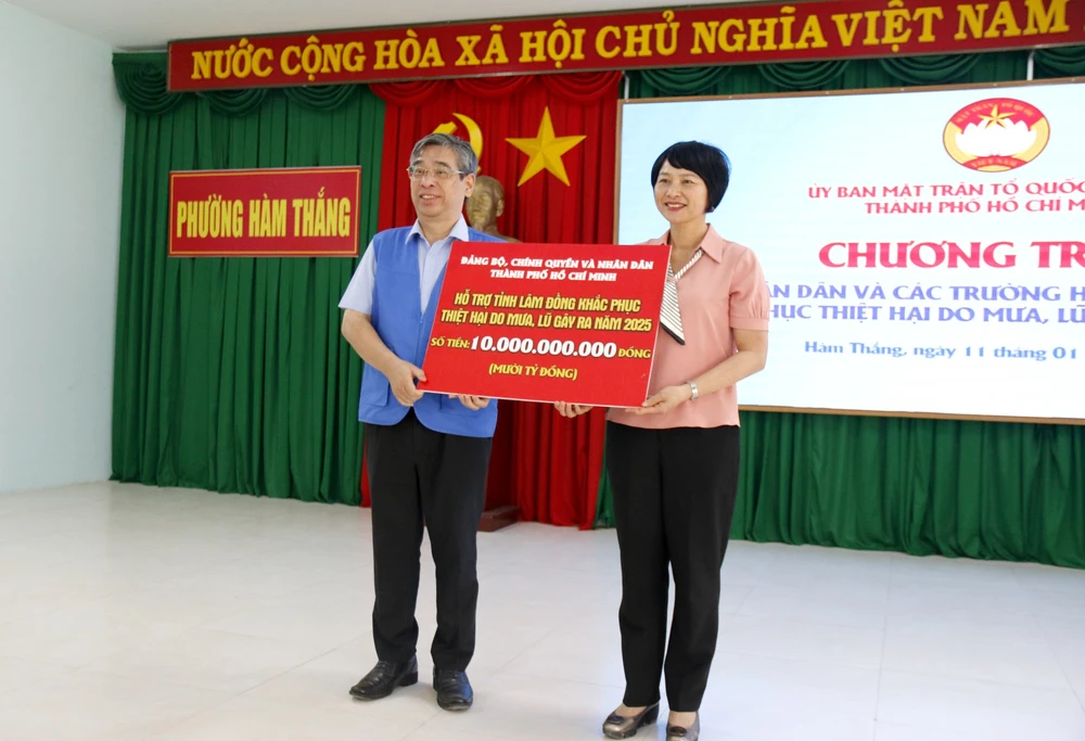 Thành phố Hồ Chí Minh trao hơn 10 tỷ đồng cho Lâm Đồng khắc phục thiệt hại do thiên tai - Ảnh 1. Thành phố Hồ Chí Minh trao hơn 10 tỷ đồng cho Lâm Đồng khắc phục thiệt hại do thiên tai - Ảnh 1.