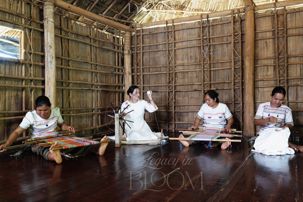 Thổ cẩm người Mạ bước ra khỏi đại ngàn cùng "Legacy In Bloom" - Ảnh 1.