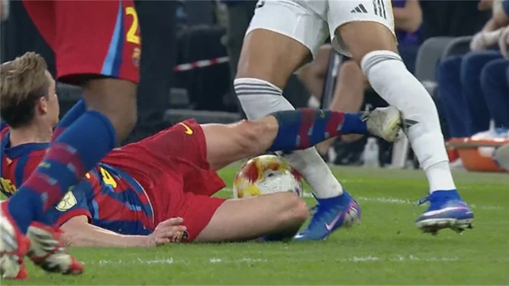 Nhiều tranh cãi xảy ra ở trận Kinh điển Barcelona vs Real Madrid - Ảnh 1.