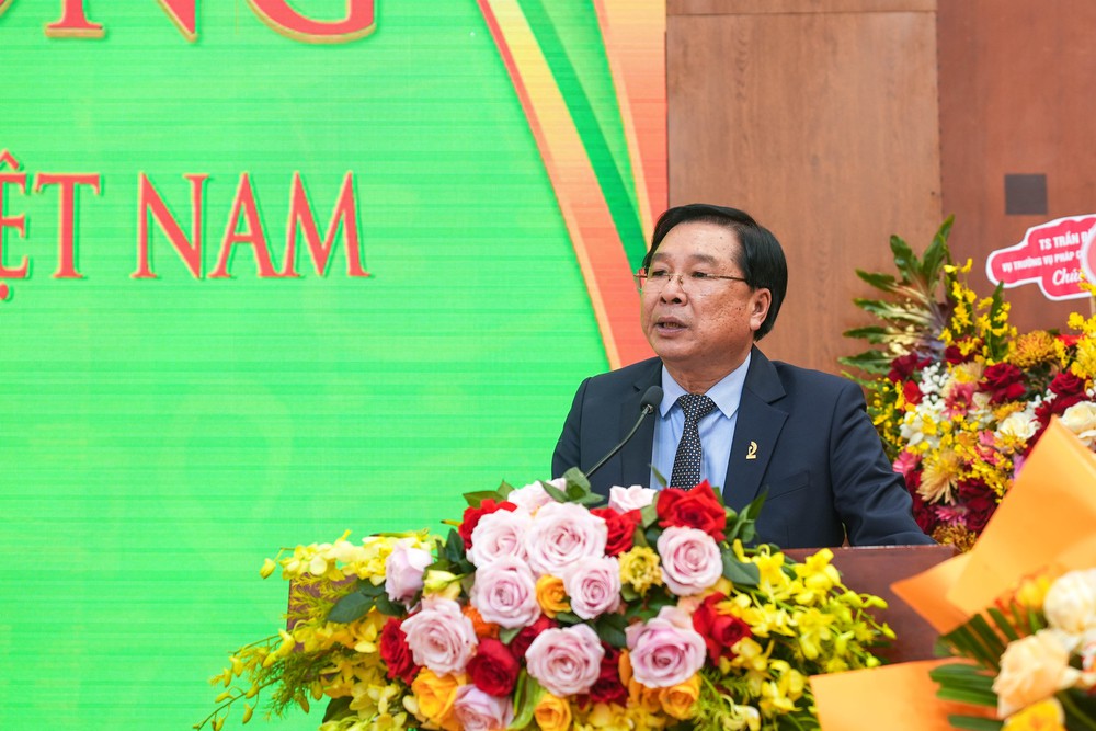 NSƯT, Nhạc sĩ Đinh Trung Cẩn – Tổng Giám đốc Trung tâm Bảo vệ quyền tác giả âm nhạc Việt Nam chia sẻ thông tin tại lễ tổng kết. (Ảnh: VCPMC)