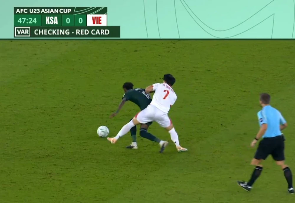 VAR gây tranh cãi: U23 Việt Nam bất ngờ chịu thẻ vàng sau pha bóng 'rất bình thường' - Ảnh 1.