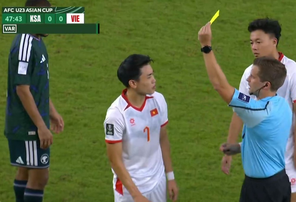 VAR gây tranh cãi: U23 Việt Nam bất ngờ chịu thẻ vàng sau pha bóng 'rất bình thường' - Ảnh 2.