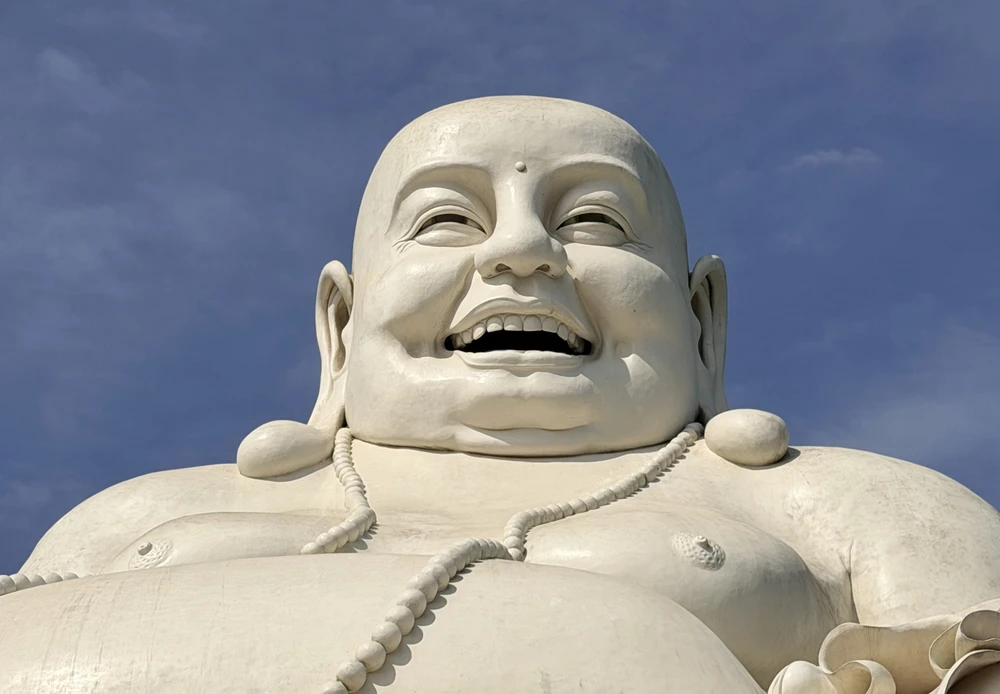 Tượng Phật Di Lặc trên đỉnh núi lớn nhất châu Á - Ảnh 5.
