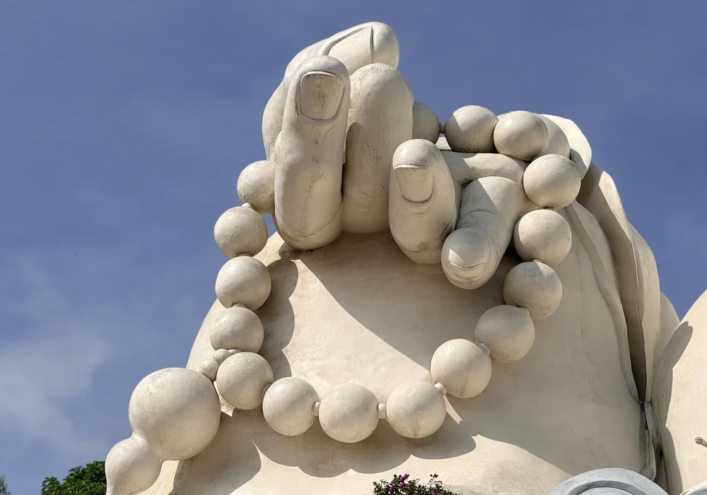 Tượng Phật Di Lặc trên đỉnh núi lớn nhất châu Á - Ảnh 6.