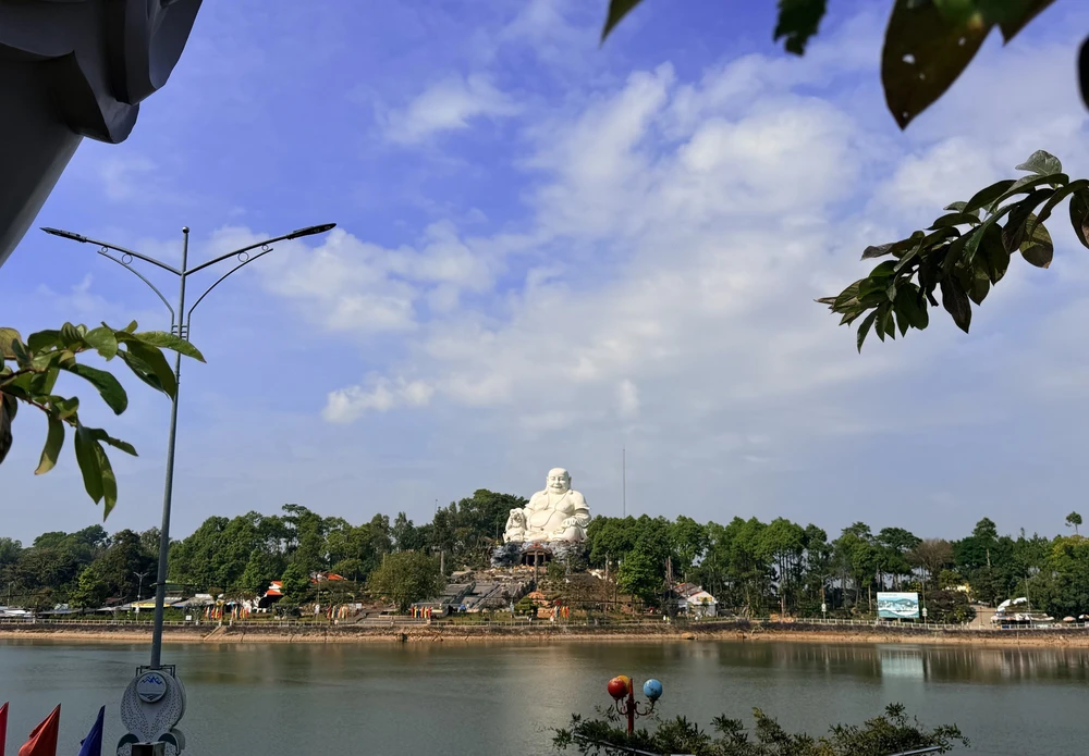 Tượng Phật Di Lặc trên đỉnh núi lớn nhất châu Á - Ảnh 1.