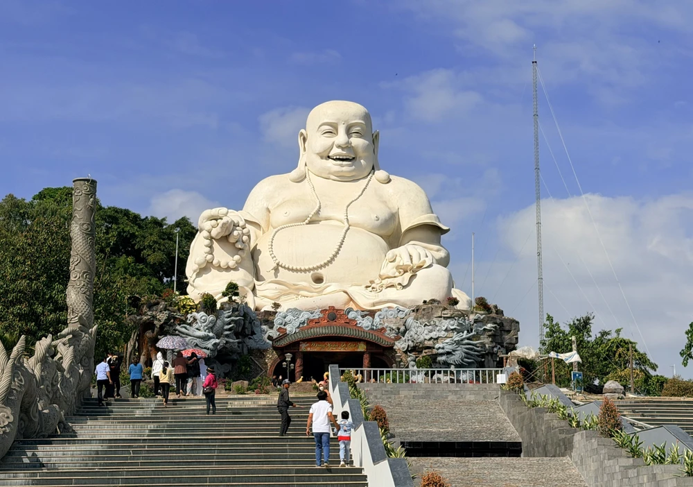 Tượng Phật Di Lặc trên đỉnh núi lớn nhất châu Á - Ảnh 2.