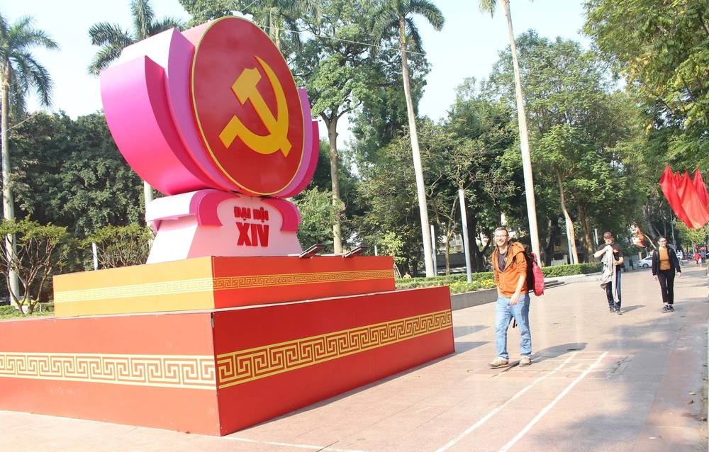 Hà Nội rực rỡ cờ hoa, sắt son niềm tin vào Đại hội XIV của Đảng - Ảnh 6.