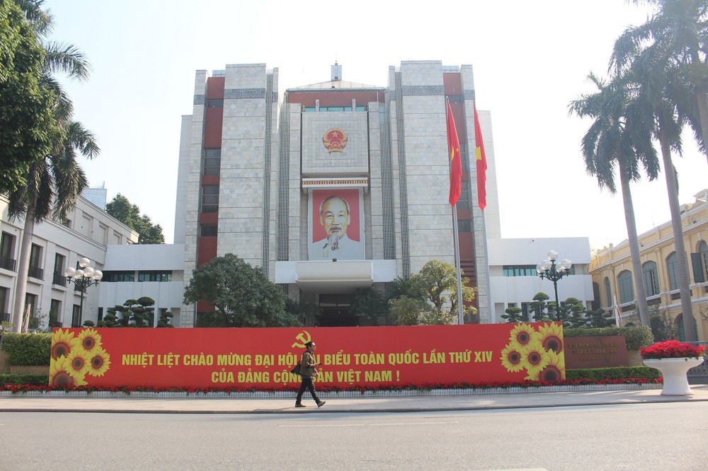 Hà Nội rực rỡ cờ hoa, sắt son niềm tin vào Đại hội XIV của Đảng - Ảnh 1.