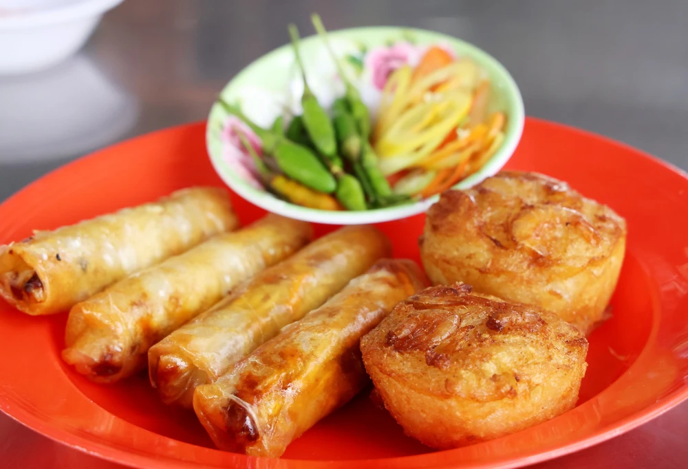 Nem, chả giò, bánh tráng Việt Nam “nhập gia” vào bếp Âu - Ảnh 3.