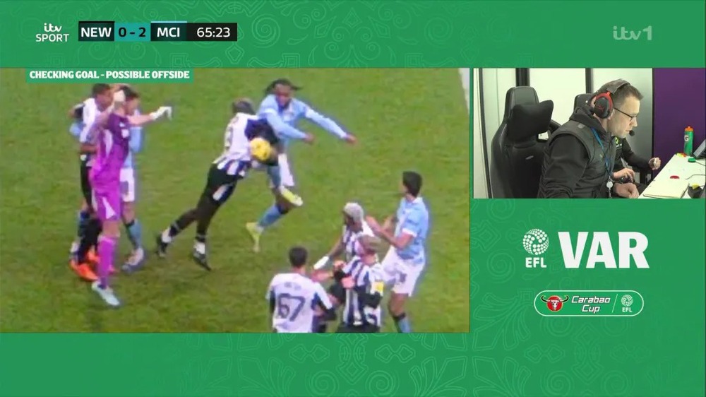 Pep Guardiola nổi cáu vì VAR mất gần 6 phút để từ chối bàn thắng của Man City - Ảnh 1.