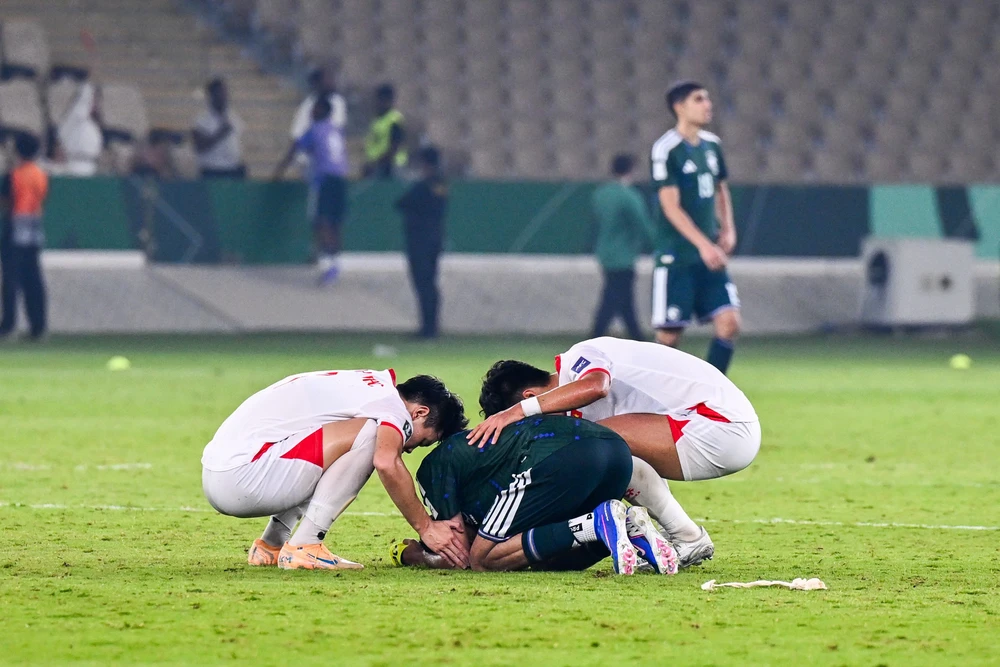Lay động khoảnh khắc dàn cầu thủ U23 Việt Nam chụm đầu an ủi đội trưởng U23 Saudi Arabia - Ảnh 1. Lay động khoảnh khắc dàn cầu thủ U23 Việt Nam chụm đầu an ủi đội trưởng U23 Saudi Arabia - Ảnh 1.