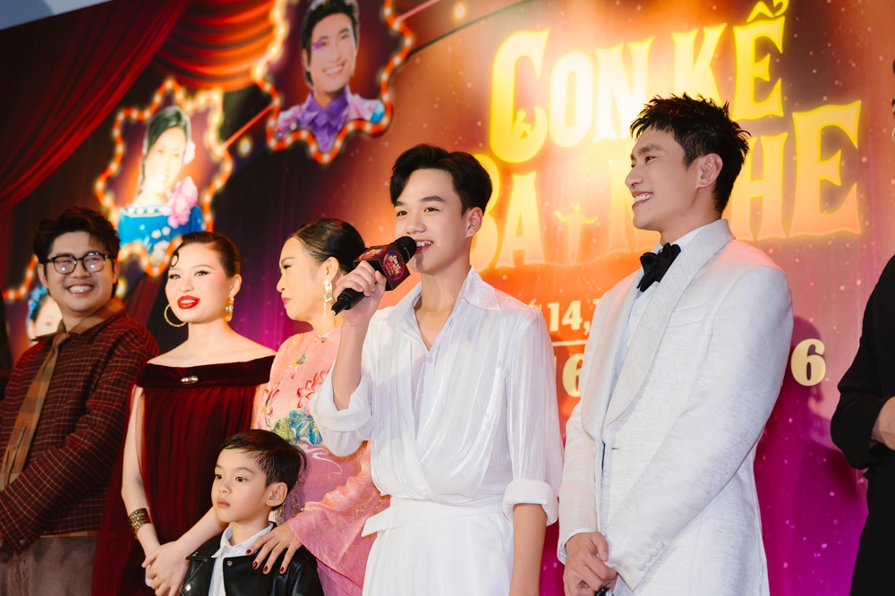 Dàn sao dự thảm đỏ ra mắt phim "Con kể ba nghe" - Ảnh 4.