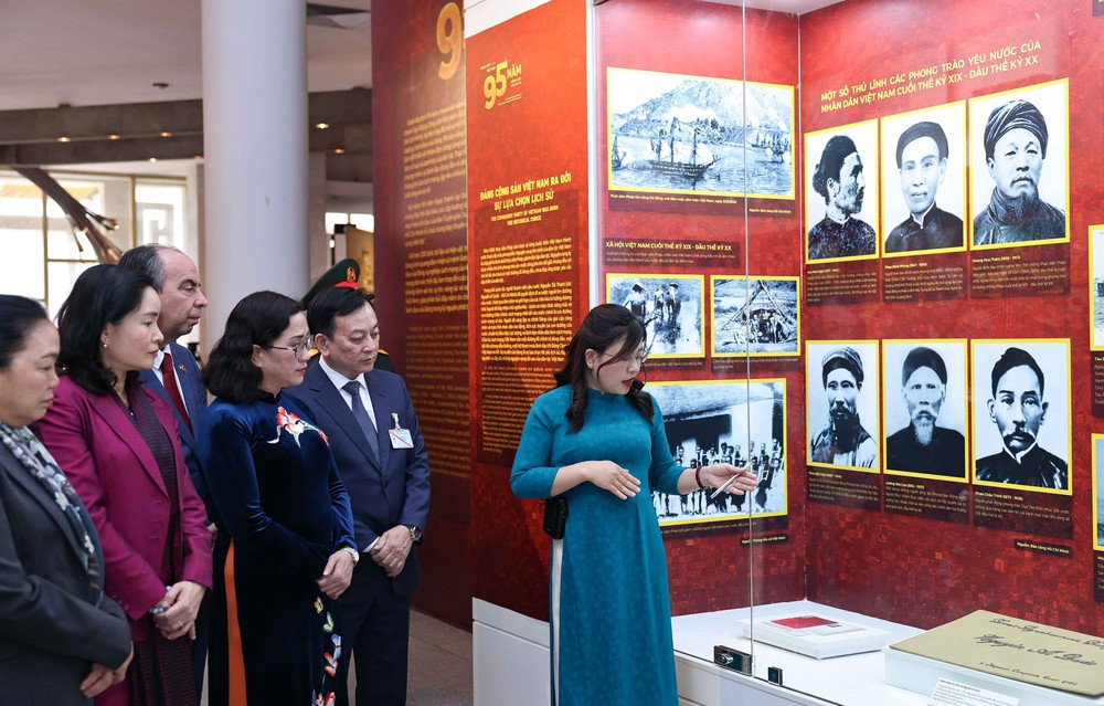 Tổ chức Triển lãm tư liệu chào mừng thành công Đại hội Đại biểu toàn quốc lần thứ XIV của Đảng Cộng sản Việt Nam - Ảnh 2. Tổ chức Triển lãm tư liệu chào mừng thành công Đại hội Đại biểu toàn quốc lần thứ XIV của Đảng Cộng sản Việt Nam - Ảnh 2.