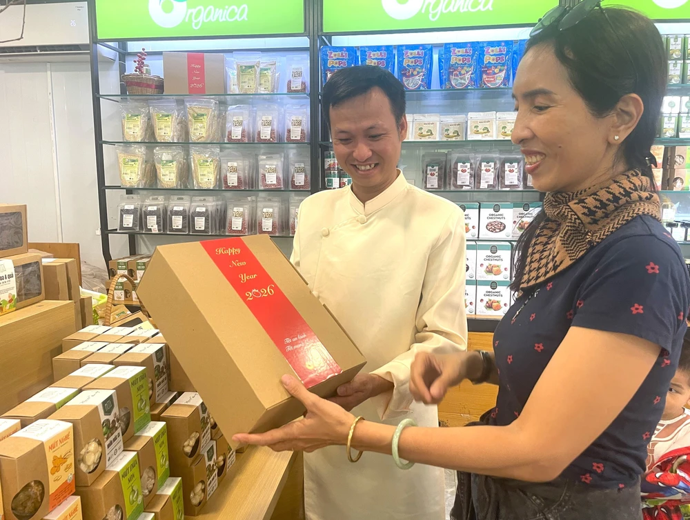 TP. Hồ Chí Minh đa dạng thị trường quà Tết 2026 - Ảnh 2.