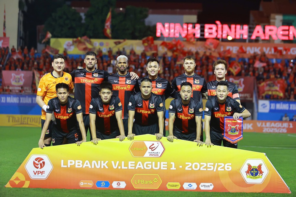Ninh Bình FC đang dẫn đầu V-League với thành tích bất bại sau 11 vòng đấu, nuôi tham vọng vô địch ngay sau khi thăng hạng