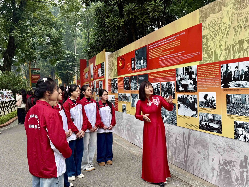 Tiếp nhận 30 ảnh tư liệu quý về Chủ tịch Hồ Chí Minh từ Đại sứ quán Liên bang Nga - Ảnh 3.