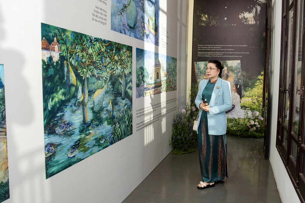 Khách tham quan hào hứng đến với "Mộng giữa chiều hoa" của Họa sĩ Lê Trang - Ảnh 4.