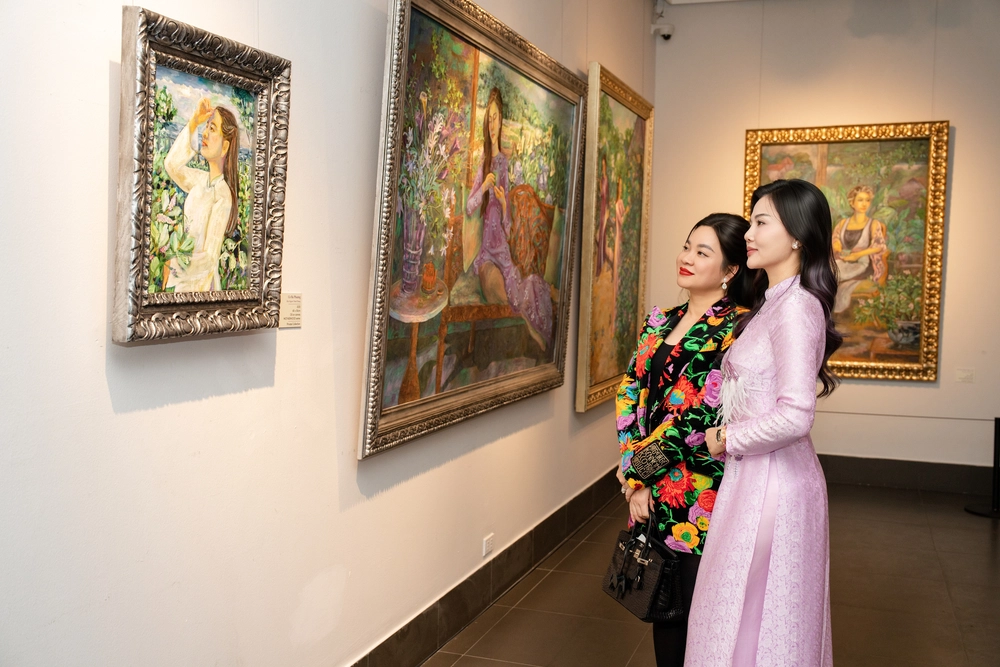 Khách tham quan hào hứng đến với "Mộng giữa chiều hoa" của Họa sĩ Lê Trang - Ảnh 1.