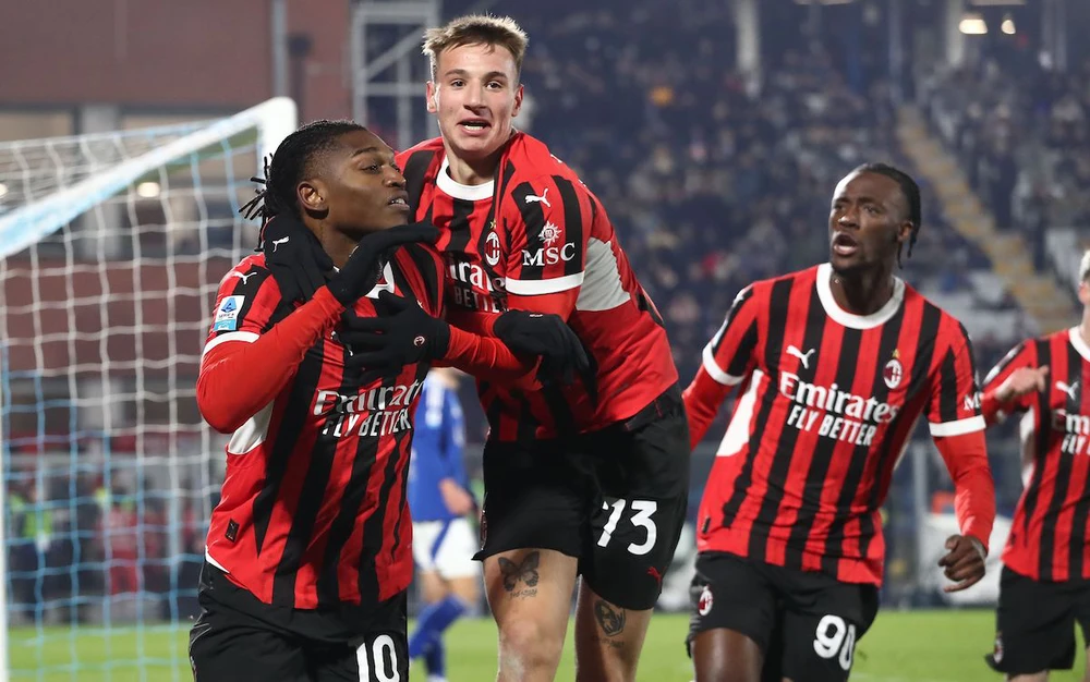 Nhận định bóng đá hôm nay 15/1: Como vs Milan, Racing Santander vs Barcelona - Ảnh 1. Nhận định bóng đá hôm nay 15/1: Como vs Milan, Racing Santander vs Barcelona - Ảnh 1.