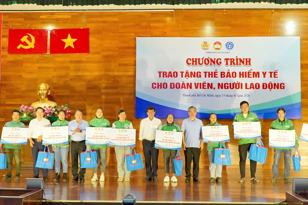Thành phố Hồ Chí Minh tặng thẻ bảo hiểm y tế cho người lao động khó khăn - Ảnh 2.