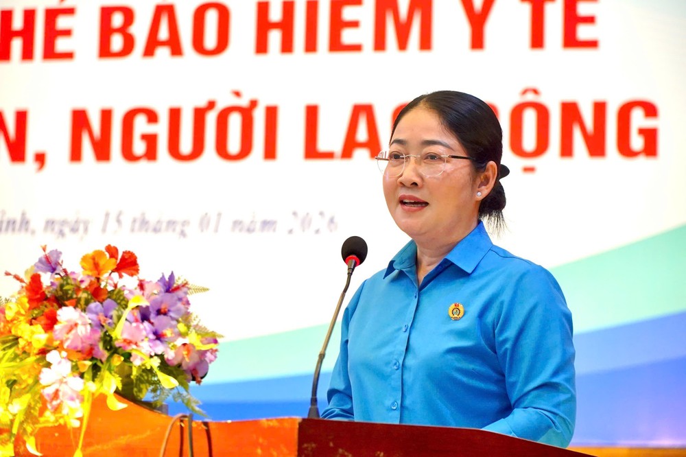 Thành phố Hồ Chí Minh tặng thẻ bảo hiểm y tế cho người lao động khó khăn - Ảnh 1.