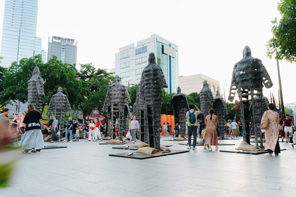 Hoạ sĩ Lê Hữu Hiếu nhận Bằng khen của Chủ tịch UBND TP. HCM - Ảnh 3.