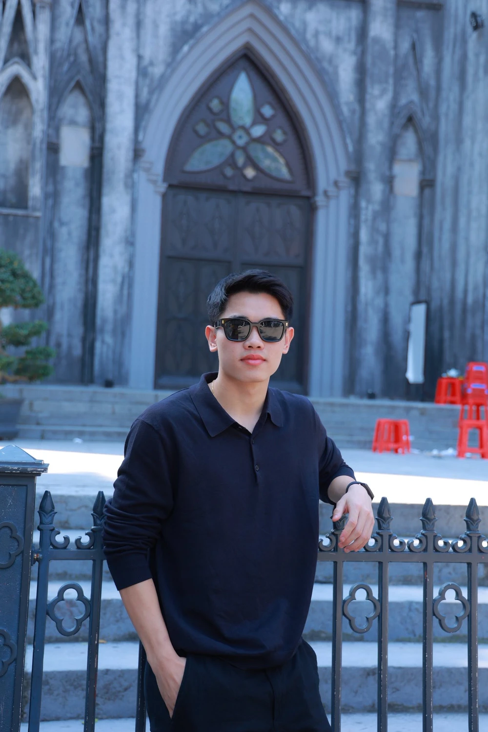 Phong cách thời trang 'đơn sắc' ứng dụng cao của Đình Bắc - Ảnh 2.