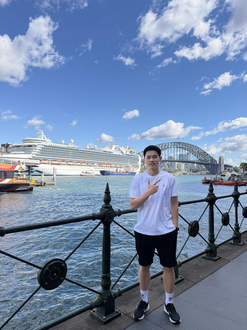 Phong cách thời trang 'đơn sắc' ứng dụng cao của Đình Bắc - Ảnh 3.