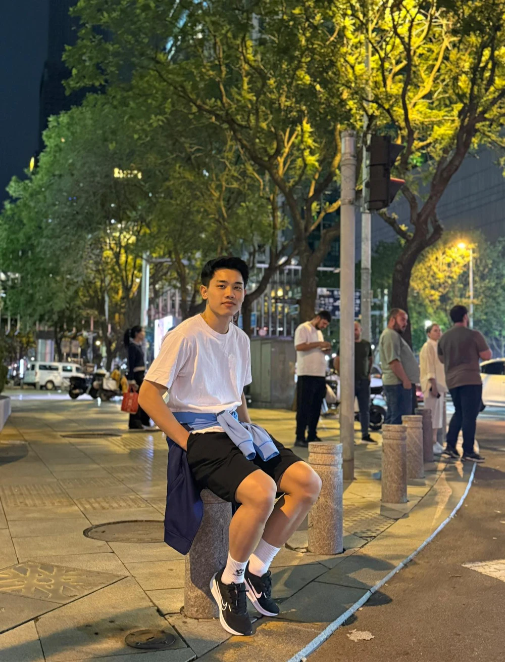 Phong cách thời trang 'đơn sắc' ứng dụng cao của Đình Bắc - Ảnh 5.