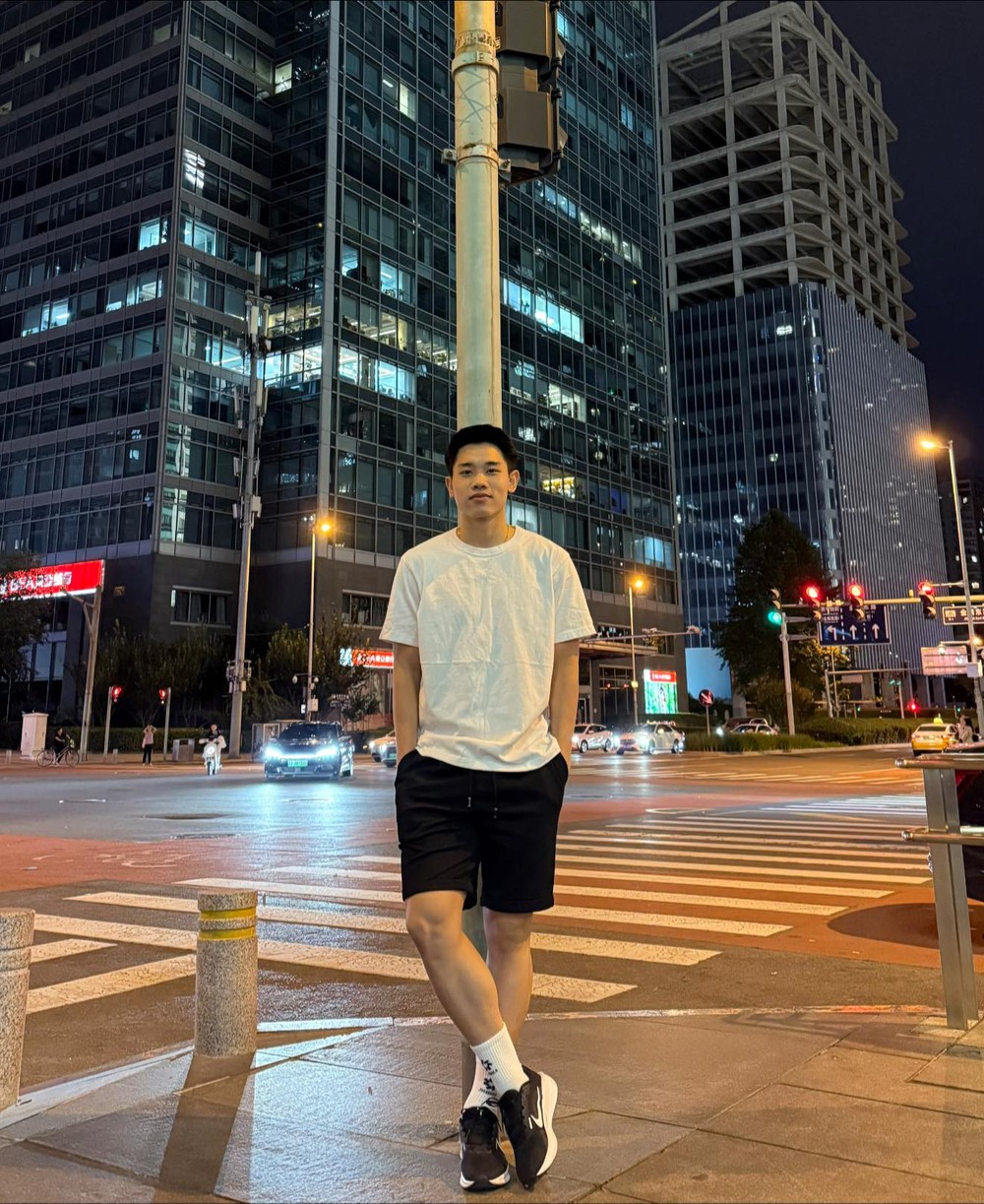 Phong cách thời trang 'đơn sắc' ứng dụng cao của Đình Bắc - Ảnh 6.