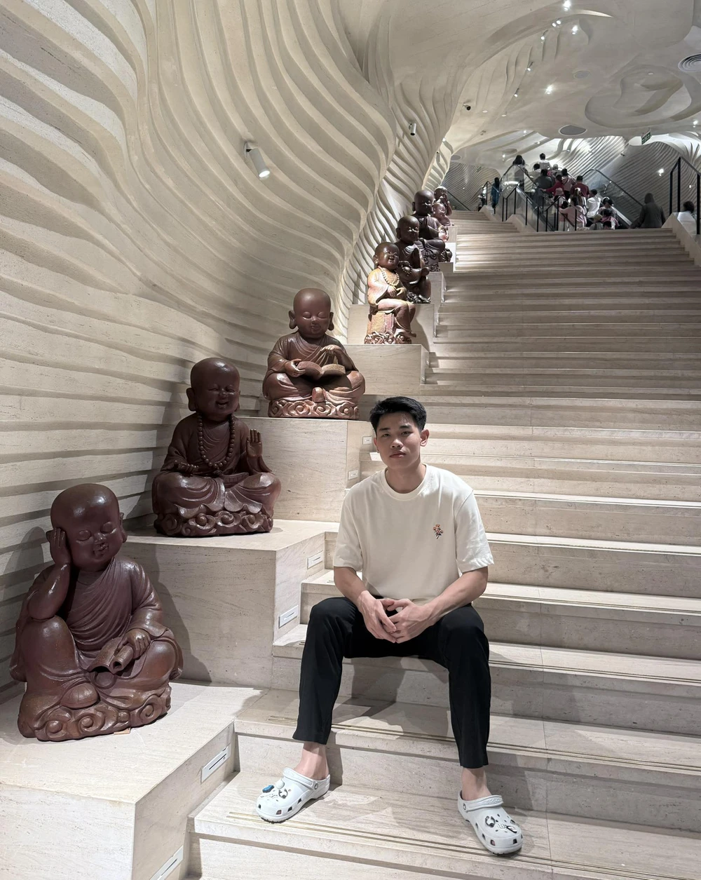 Phong cách thời trang 'đơn sắc' ứng dụng cao của Đình Bắc - Ảnh 8.